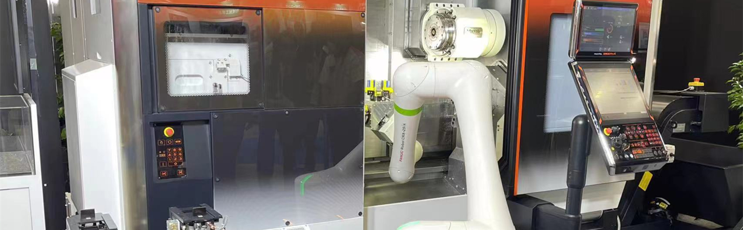 روبوت آلي يشغل آلة خراطة CNC لتصنيع مكونات دقيقة