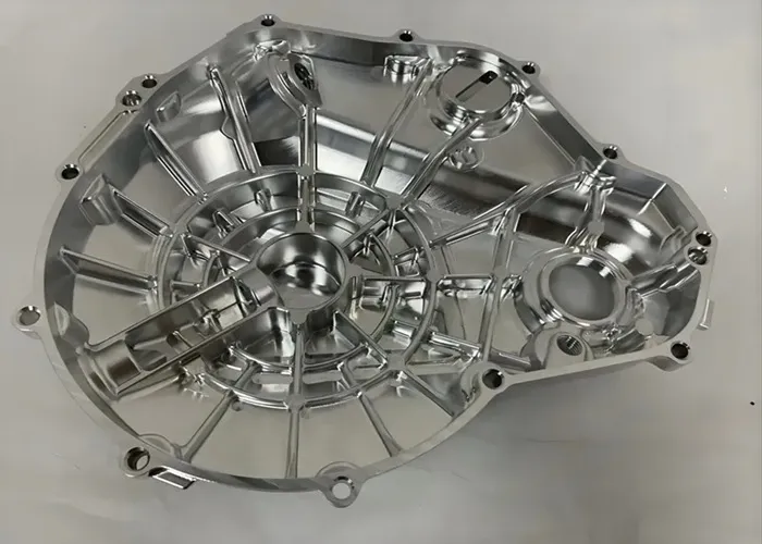 حاويات مخصصة مصنعة باستخدام ماكينات CNC: اختيار المواد، تشطيبات السطح وتحسين التكلفة