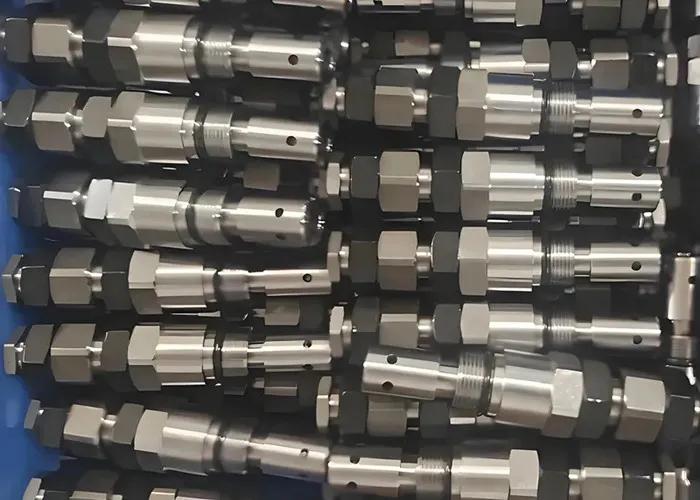 تصنيع كتل المشعب باستخدام CNC: دقة القنوات، تصميم الختم، واختيار المواد